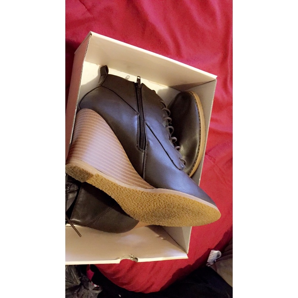 Shoes - Picture 4 of 5